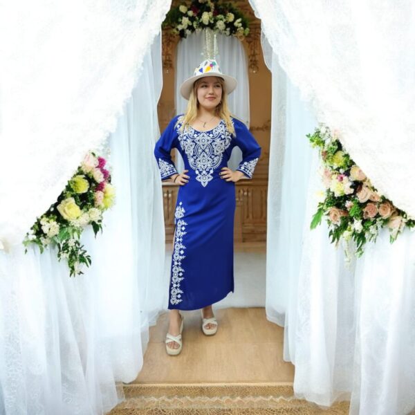Maxi vestido color Azul Rey bordado Blanco